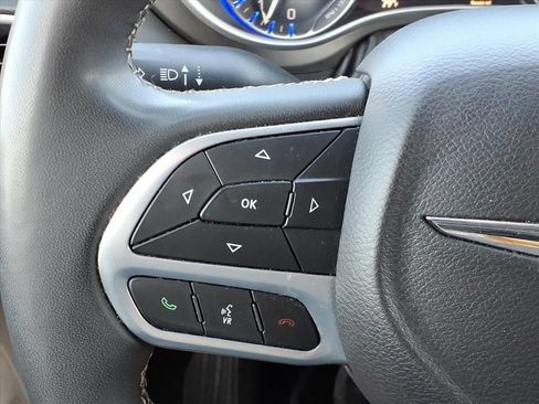 Used 2024 Chrysler Pacifica Touring-L FWD image 12