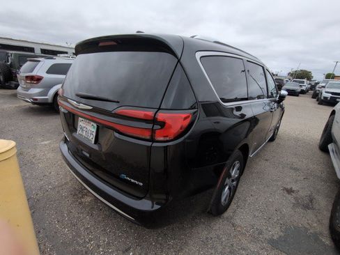 Used 2023 Chrysler Pacifica Pinnacle FWD image 3