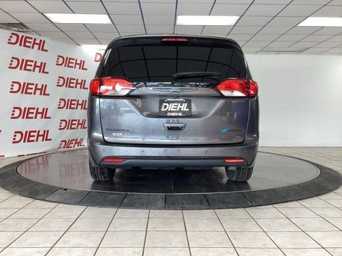 Used 2020 Chrysler Pacifica Touring-L w/ S Appearance Package FWD image 6