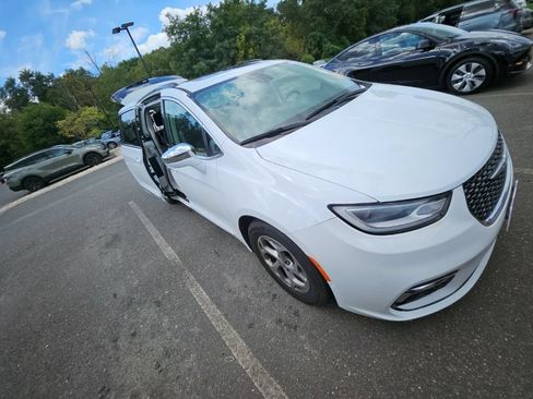 Used 2022 Chrysler Pacifica Limited FWD image 5