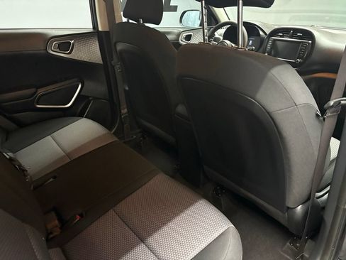 Used 2023 Kia Soul LX w/ LX Technology Package FWD image 34