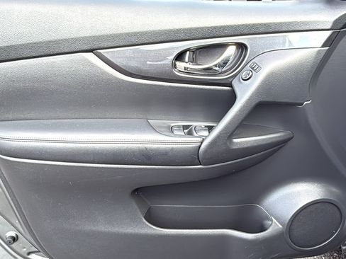 Used 2018 Nissan Rogue SV AWD/4WD image 6