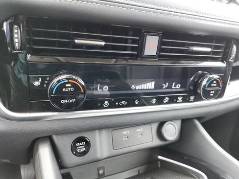 Used 2024 Nissan Rogue SL AWD/4WD image 30
