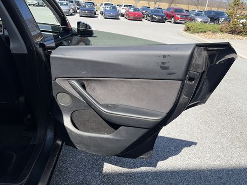 Used 2022 Tesla Model Y Long Range image 25