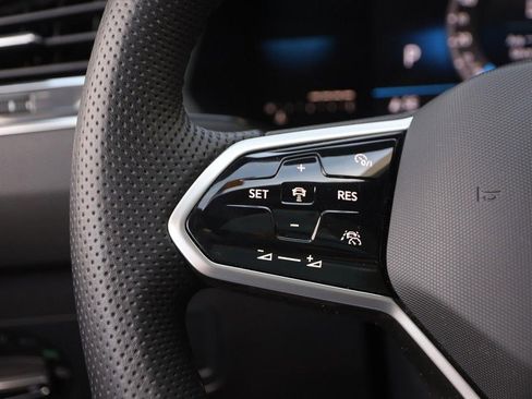 Used 2022 Volkswagen Tiguan SE R-Line image 12