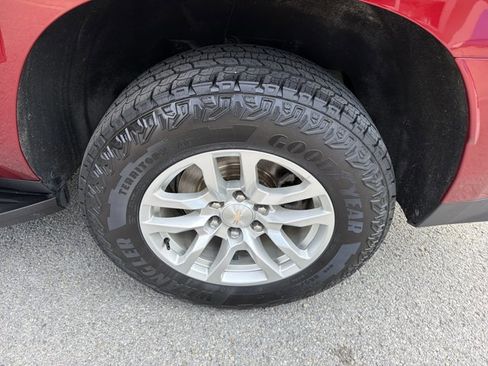 Used 2022 Chevrolet Suburban LT w/ Luxury Package image 12