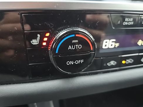 Used 2025 Nissan Pathfinder SL AWD/4WD image 19