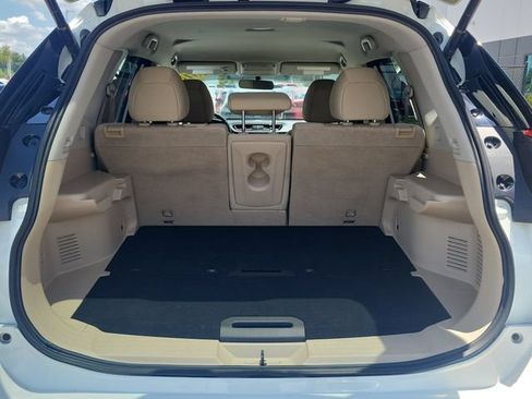 Used 2018 Nissan Rogue SV w/ Premium Package FWD image 8