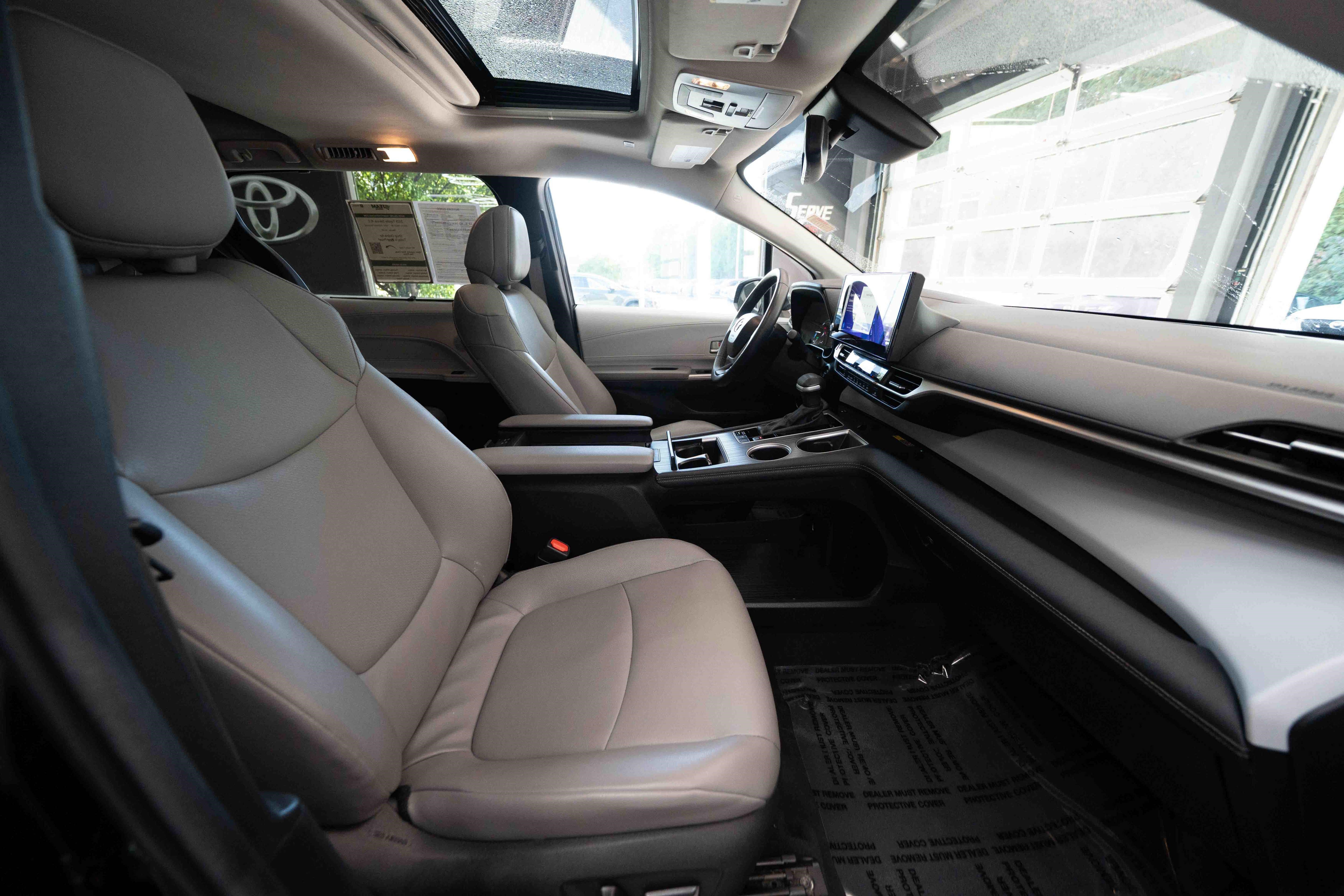 Used 2025 Toyota Sienna XLE FWD image 27