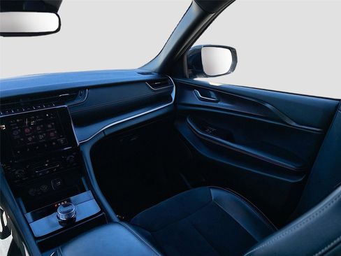 Used 2024 Jeep Grand Cherokee L Laredo image 25