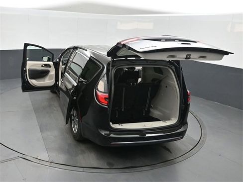 Used 2024 Chrysler Pacifica Touring-L image 50