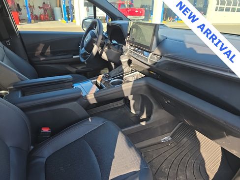 Used 2025 Toyota Sienna Platinum image 51
