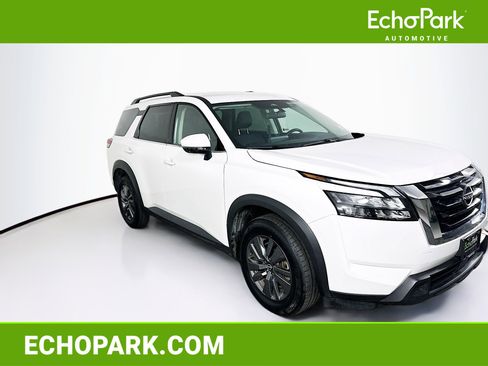 Used 2024 Nissan Pathfinder SV image 1