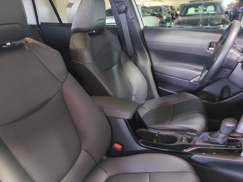 Used 2025 Toyota Corolla Cross XLE w/ Convenience Package FWD image 21