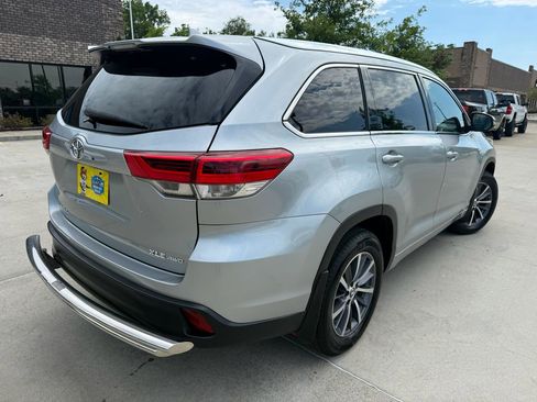 Used 2017 Toyota Highlander XLE AWD/4WD image 4