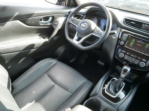 Used 2018 Nissan Rogue SL w/ Premium Package image 9