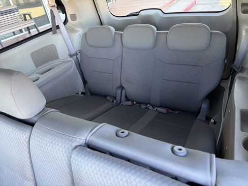 Used 2008 Chrysler Town & Country LX image 10