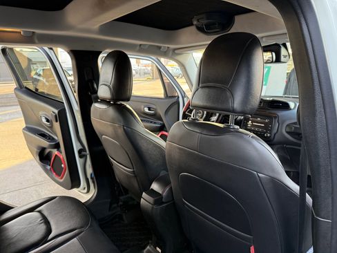 Used 2017 Jeep Renegade Trailhawk w/ Premium Trailhawk Package image 20