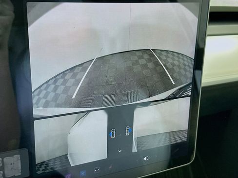 Used 2021 Tesla Model Y Long Range image 21