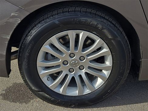 Used 2016 Toyota Sienna XLE image 7