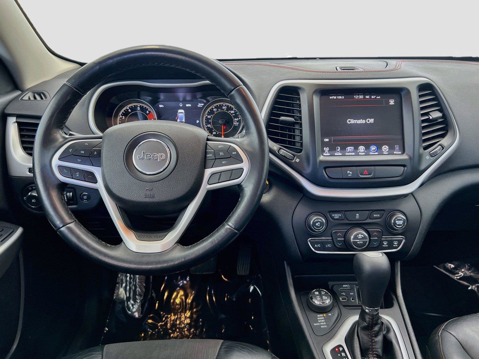 Used 2018 Jeep Cherokee Trailhawk w/ Comfort/Convenience Group AWD/4WD image 2