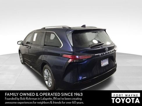 Used 2024 Toyota Sienna Platinum image 9