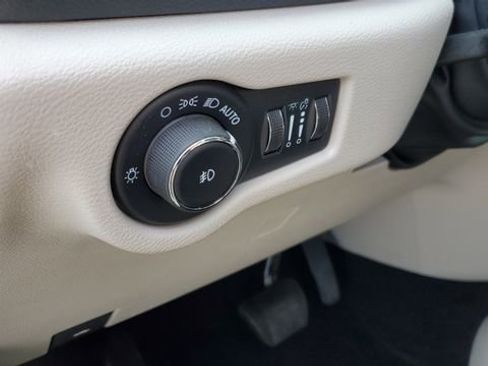 Certified 2023 Chrysler Pacifica Touring-L AWD/4WD image 9
