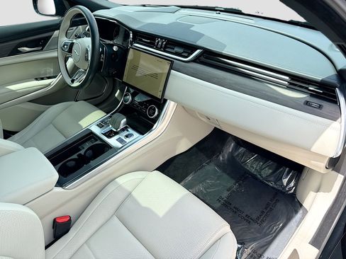 Used 2023 Jaguar XF SE image 13
