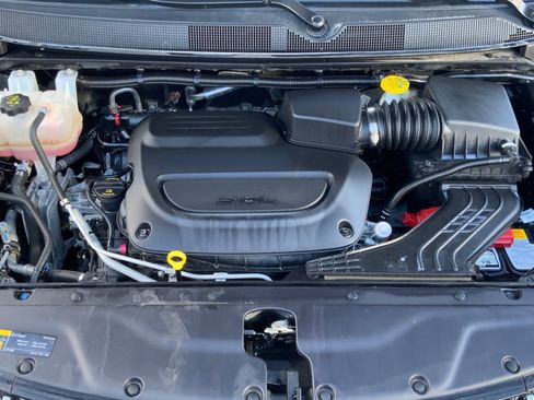 Used 2024 Chrysler Pacifica Touring-L image 23