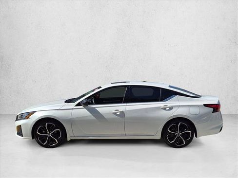 Used 2024 Nissan Altima 2.5 SR w/ SR Premium Package FWD image 9