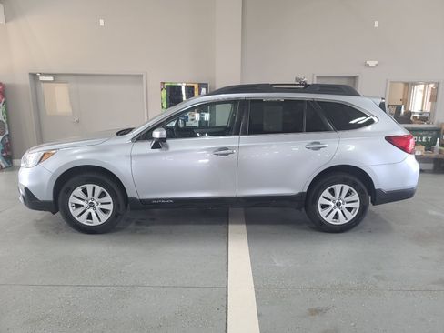Used 2017 Subaru Outback 2.5i Premium AWD/4WD image 1