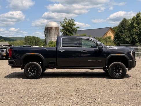 Used 2024 GMC Sierra 2500 Denali Ultimate AWD/4WD image 4