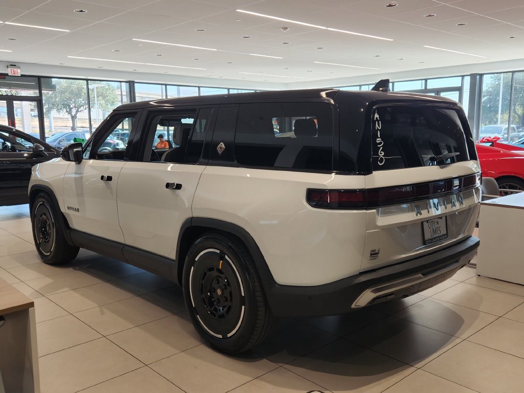 Used 2025 Rivian R1S Adventure Dual AWD/4WD image 5
