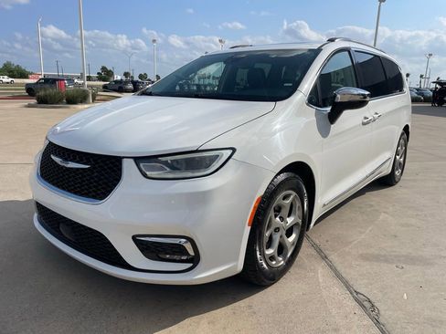 Used 2023 Chrysler Pacifica Limited image 5