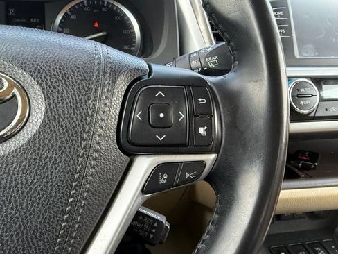 Used 2018 Toyota Highlander XLE AWD/4WD image 29