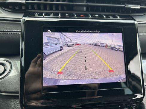 Used 2023 Jeep Grand Cherokee L Laredo image 12