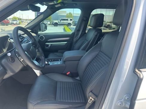 Used 2025 Land Rover Discovery Dynamic SE image 9