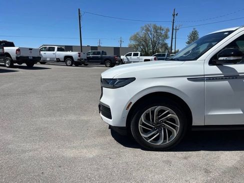Used 2025 Lincoln Navigator Reserve AWD/4WD image 4