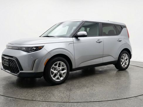 Used 2025 Kia Soul LX w/ LX Technology Package FWD image 3