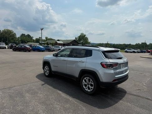 Used 2025 Jeep Compass Latitude AWD/4WD image 5