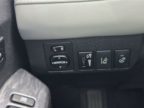 Used 2017 Toyota RAV4 Platinum FWD image 18