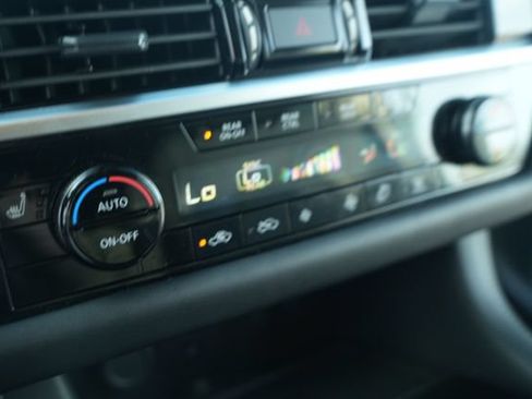 Used 2025 Nissan Pathfinder SL AWD/4WD image 36