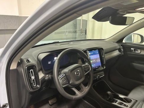 Certified 2025 Volvo XC40 B5 Core AWD/4WD image 11