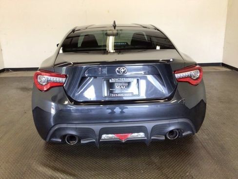Used 2017 Toyota 86 RWD image 5