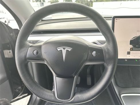Used 2022 Tesla Model Y Long Range image 11