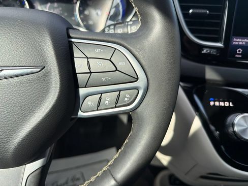 Used 2023 Chrysler Pacifica Touring-L FWD image 14