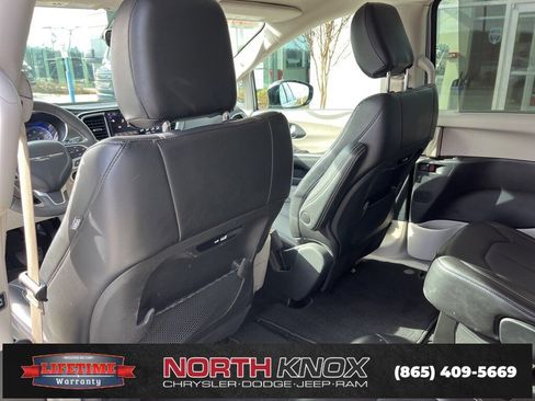 Used 2024 Chrysler Pacifica Touring-L image 16