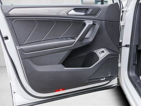 Used 2022 Volkswagen Tiguan SE image 12