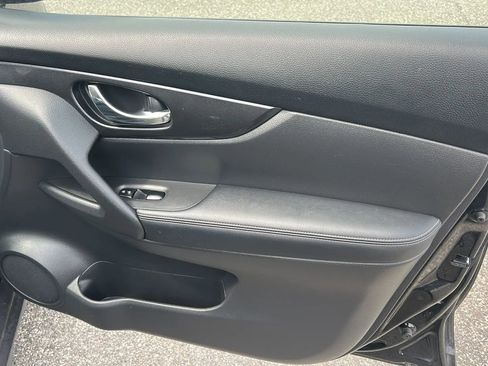 Used 2019 Nissan Rogue SV AWD/4WD image 16