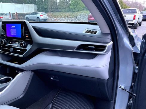 Used 2023 Toyota Highlander XLE image 13